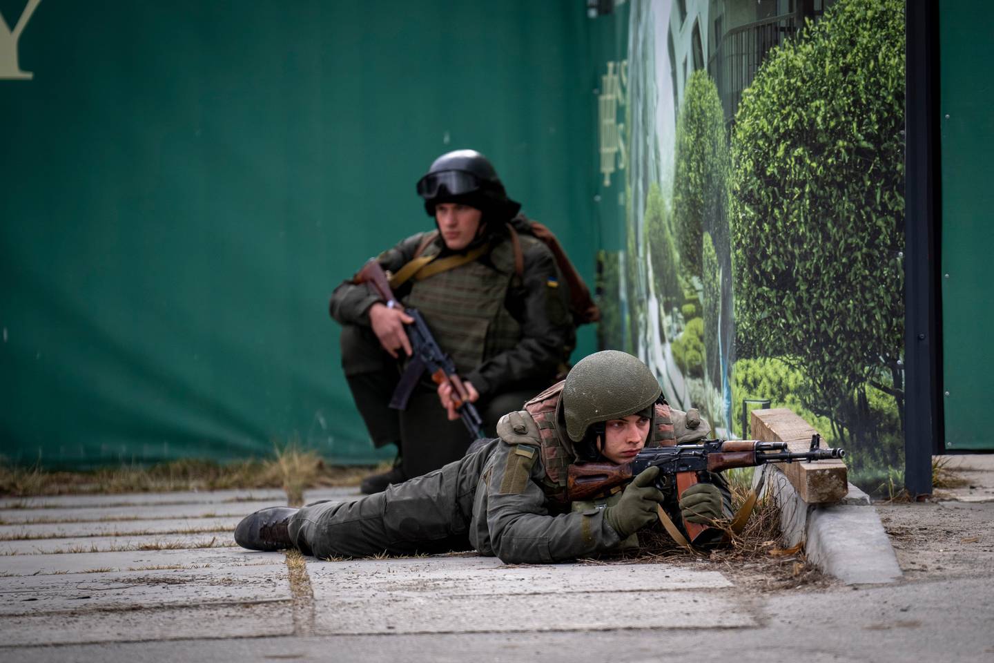 Ukrainian soldiers take positions in downtown Kyiv. Photo / AP