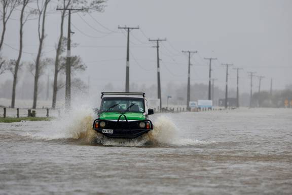 奥克兰北部 Woodhill 的 16 号国道上的飓风 Gabrielle 造成洪水泛滥。 照片/布雷特·菲布斯