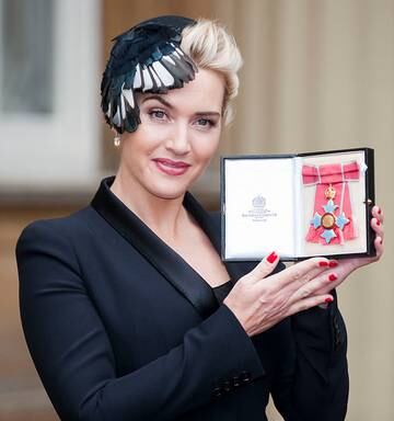 Kate Winslet Says The Queen Ended Their Chat By Pushing Away Her