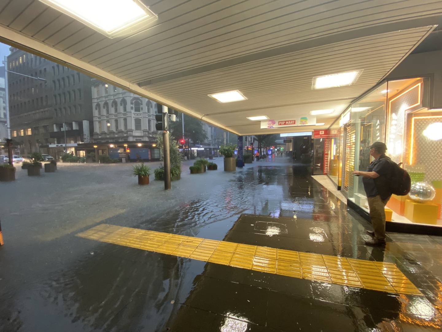暴雨袭击城市时，皇后街被洪水淹没。 照片/切丽豪伊