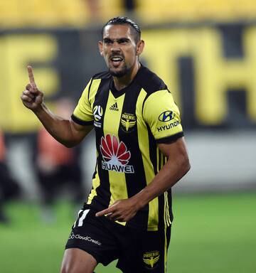Football Wellington Phoenix Close In On A League Playoff Spot