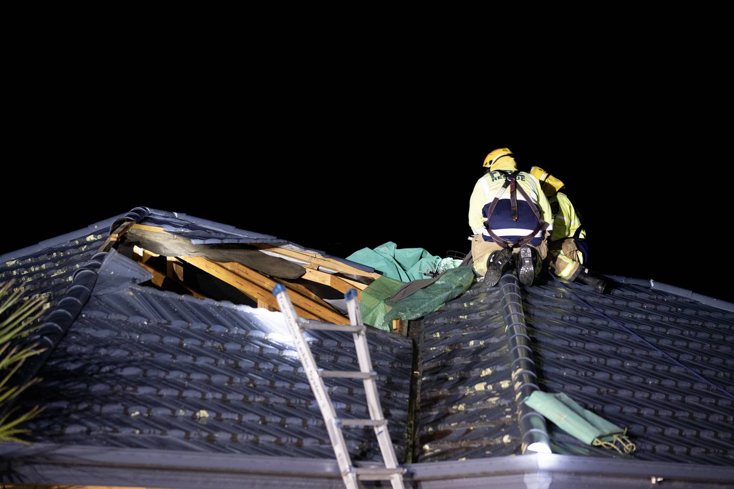 龙卷风袭击后，东塔玛基和周边郊区的许多房屋的屋顶铁被掀起。 照片/海登伍德沃德