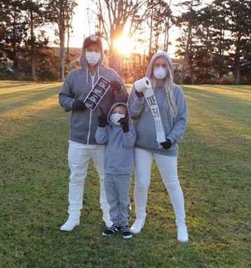 Covid 19 Coronavirus Auckland Couple S Lockdown Themed Pregnancy