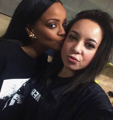 Rihanna Surprises Her Kiwi Fan Shannon Roberts With A Signed Copy Of The Rihanna Book Nz Herald