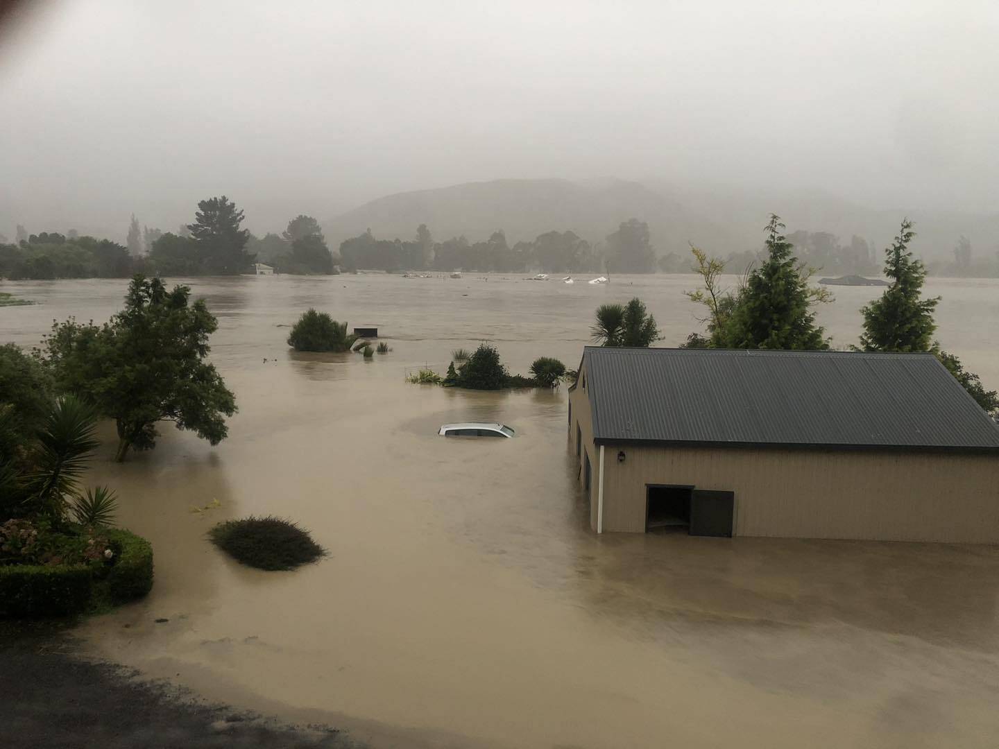 由于飓风加布里埃尔，内皮尔的埃斯克代尔发生洪水。 照片/提供