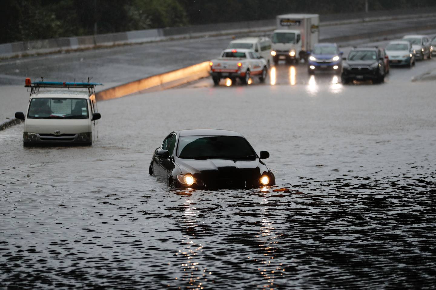 洪水阻塞了整个城市的几条主要道路和高速公路。 照片/院长赛尔
