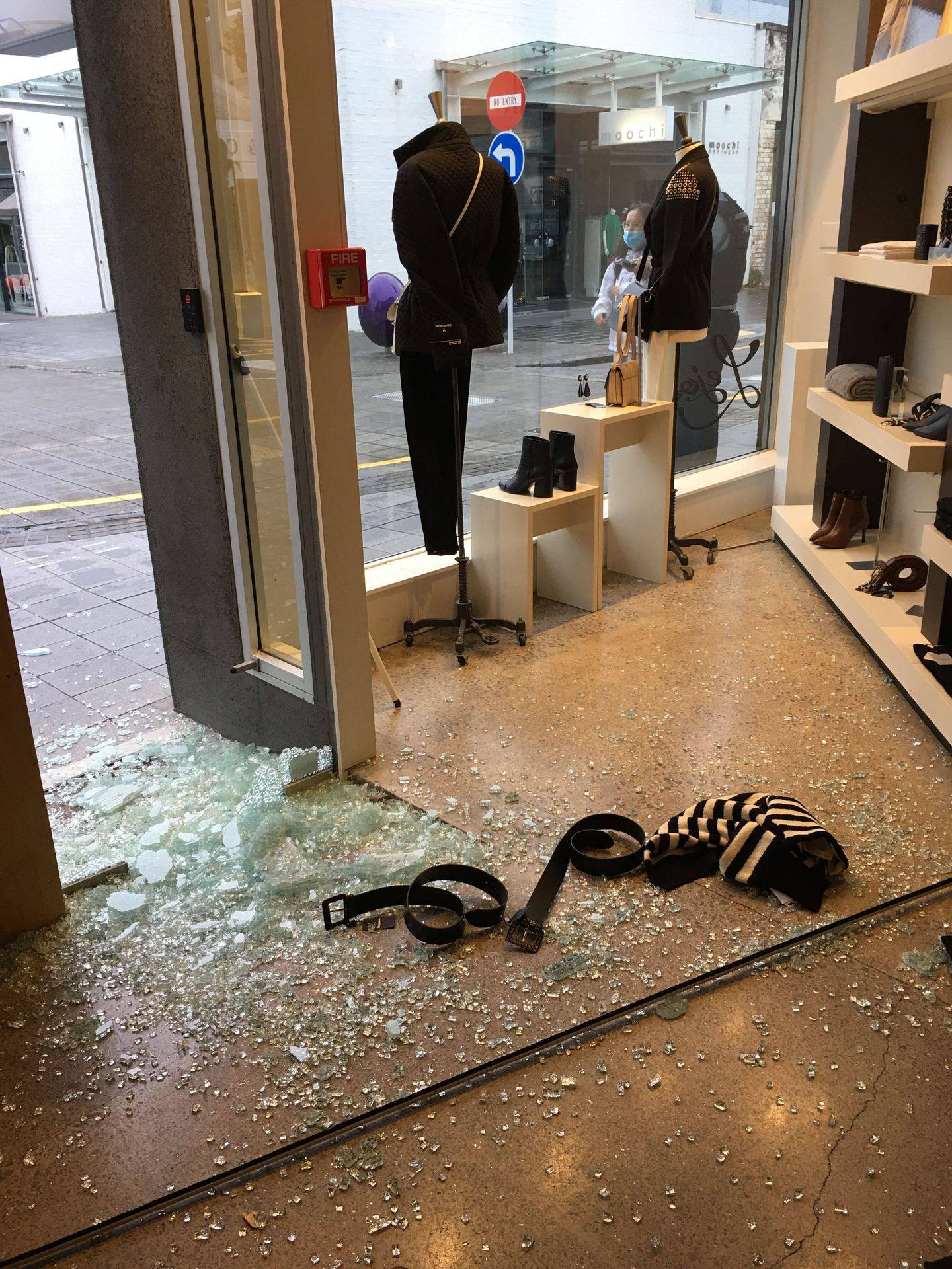 Newmarket 的 Lejose 时装屋在两天内被闯入两次，小偷偷走了包括手袋和衣服在内的奢侈品。 照片/提供