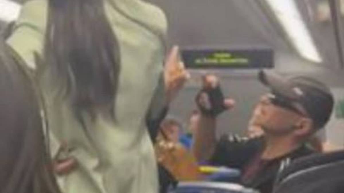 تم تصوير رجل وهو يهدد بضرب النساء في قطار سيدني المزدحم
